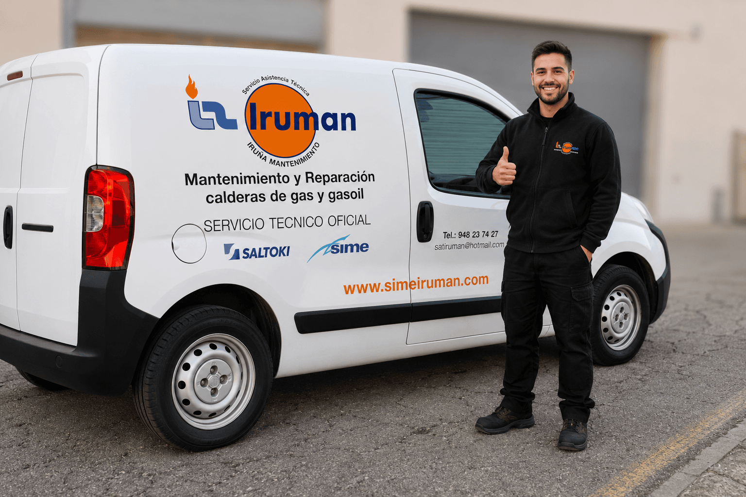 Técnico de Iruman junto a la furgoneta de servicio