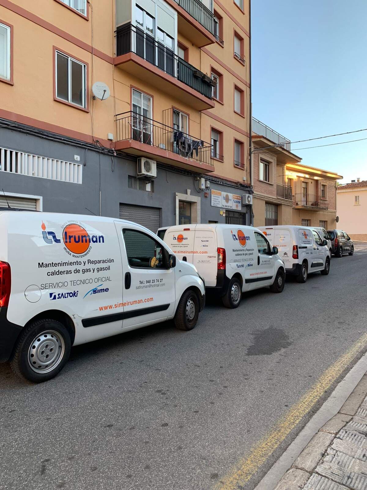 Furgonetas de Iruman listas para atender averías de calderas en Pamplona